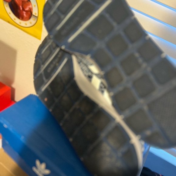 ADIDAS SWIFT RUN - Picture 4 of 9